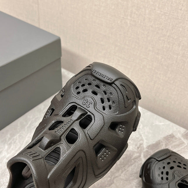 CUT-OUT MULES IN BLACK RUBBER