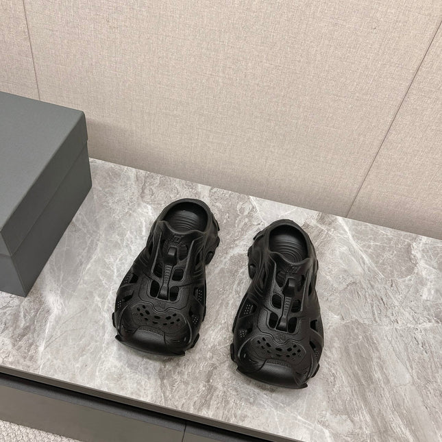 CUT-OUT MULES IN BLACK RUBBER