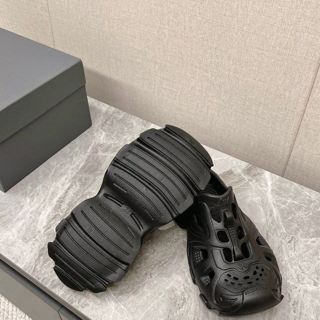 CUT-OUT MULES IN BLACK RUBBER