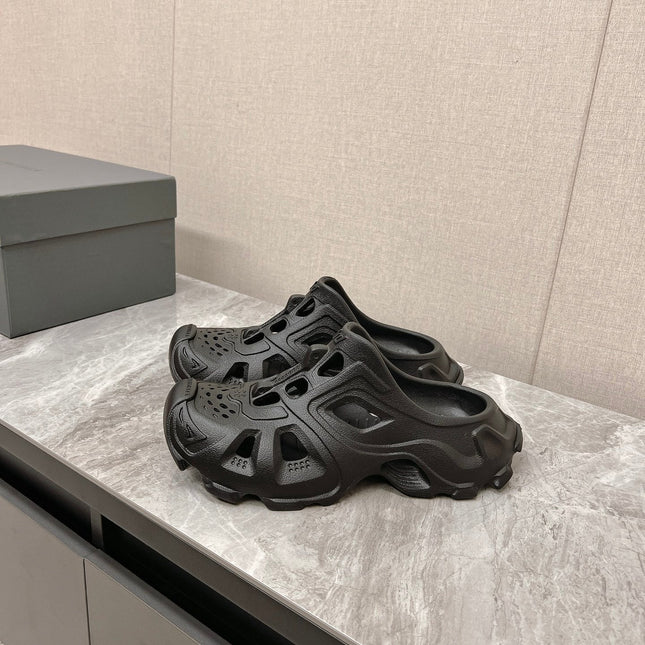 CUT-OUT MULES IN BLACK RUBBER