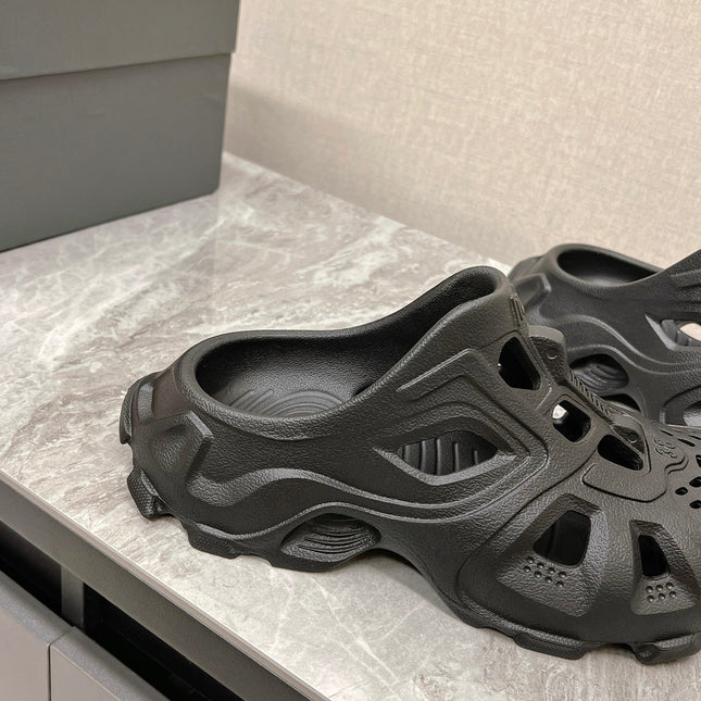 CUT-OUT MULES IN BLACK RUBBER