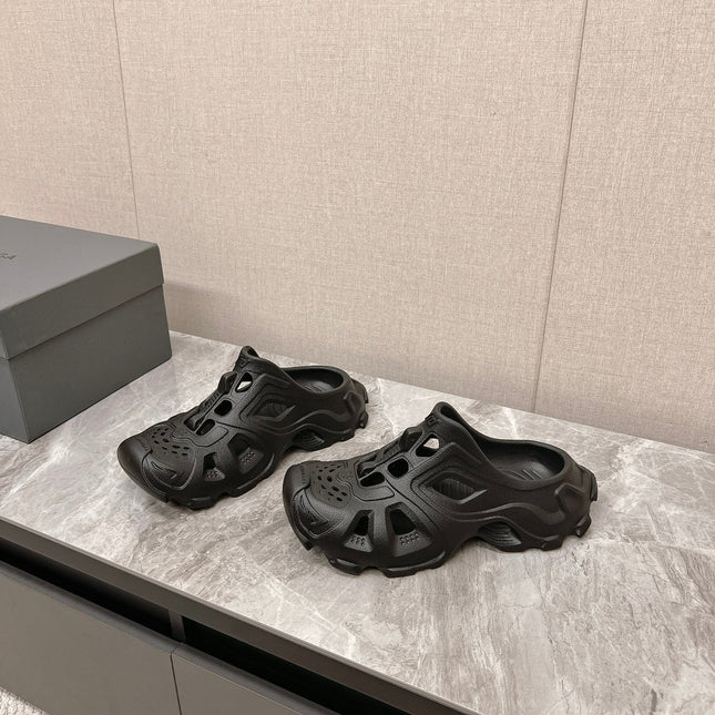 CUT-OUT MULES IN BLACK RUBBER