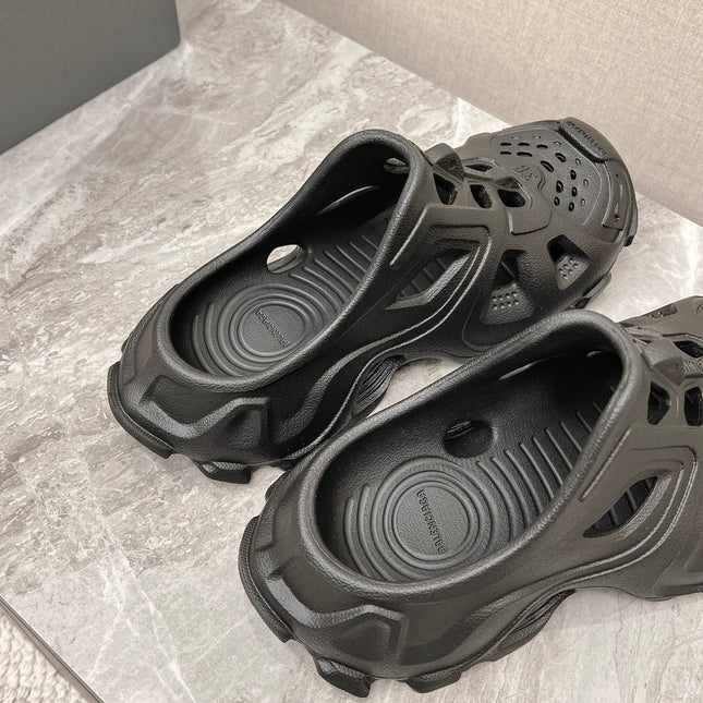 CUT-OUT MULES IN BLACK RUBBER