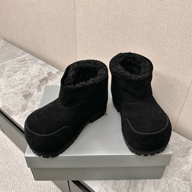 ALASKA BOOTIE IN BLACK SUEDE AND WOOL LINING