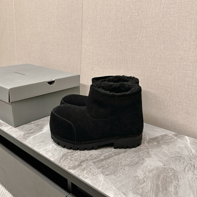 ALASKA BOOTIE IN BLACK SUEDE AND WOOL LINING