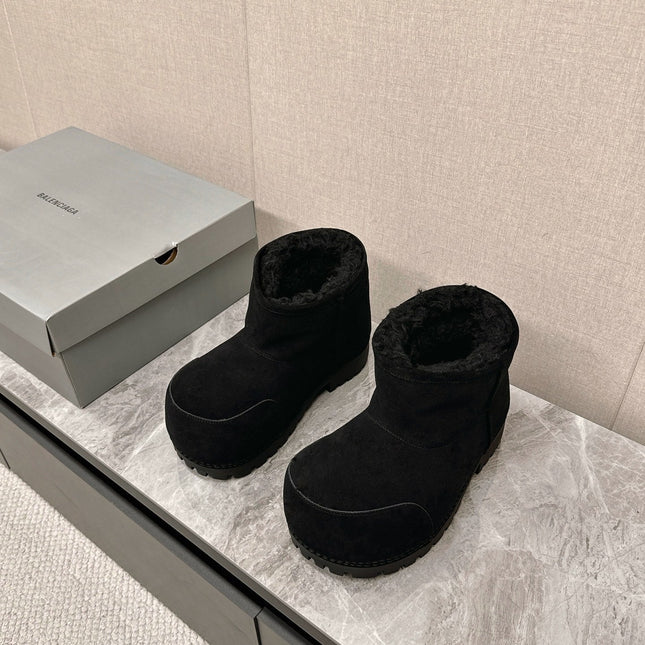 ALASKA BOOTIE IN BLACK SUEDE AND WOOL LINING