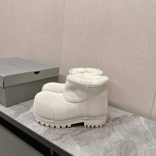 ALASKA BOOTIE IN WHITE SUEDE AND WOOL LINING