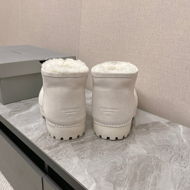 ALASKA BOOTIE IN WHITE SUEDE AND WOOL LINING