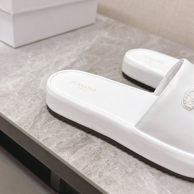 THICK-SOLED SLIDES IN WHITE SMOOTH LAMBSKIN LOGO WITH CRYSTALS