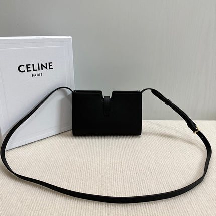 16 STRAP POCHETTE 18 IN BLACK SUPPLE CALFSKIN GOLD HARDWARE