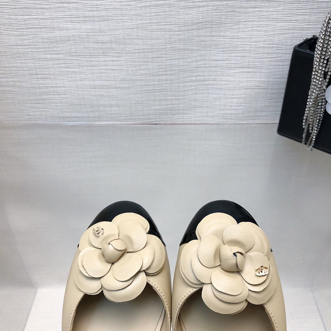 BEIGE MIX BLACK LAMBSKIN CAMELLIA HOLLOW SANDAL