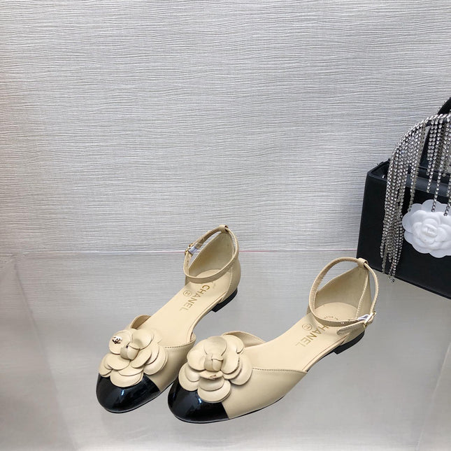 BEIGE MIX BLACK LAMBSKIN CAMELLIA HOLLOW SANDAL
