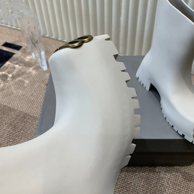 WHITE SCULPTED RUBBER BOOTS WITH GOLD MONOGRAM