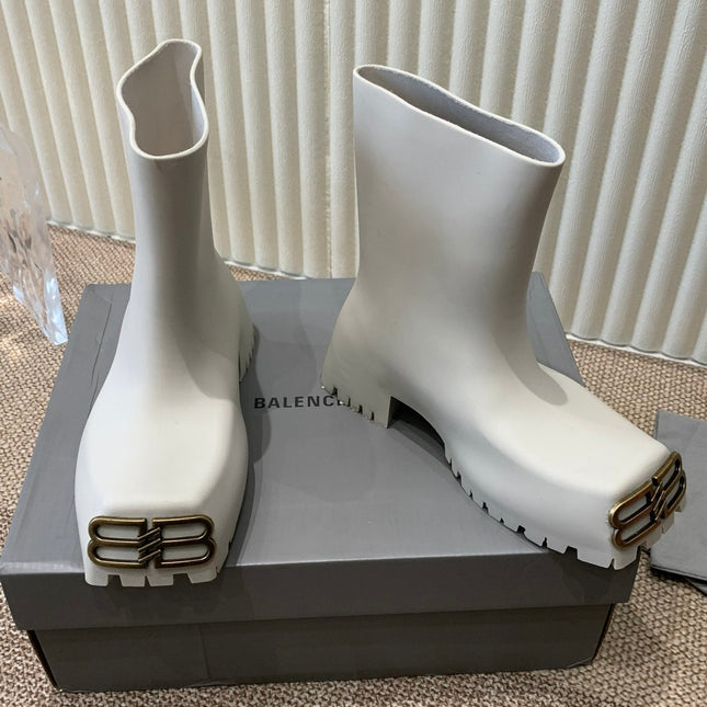WHITE SCULPTED RUBBER BOOTS WITH GOLD MONOGRAM
