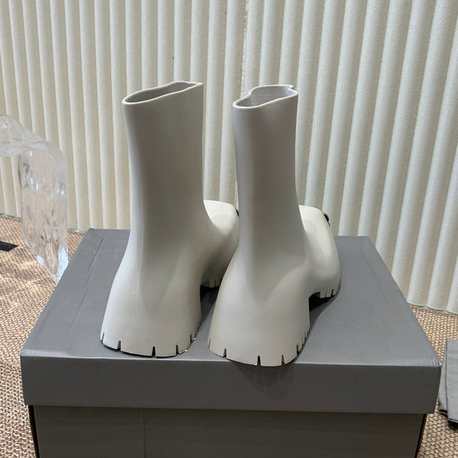 WHITE SCULPTED RUBBER BOOTS WITH GOLD MONOGRAM
