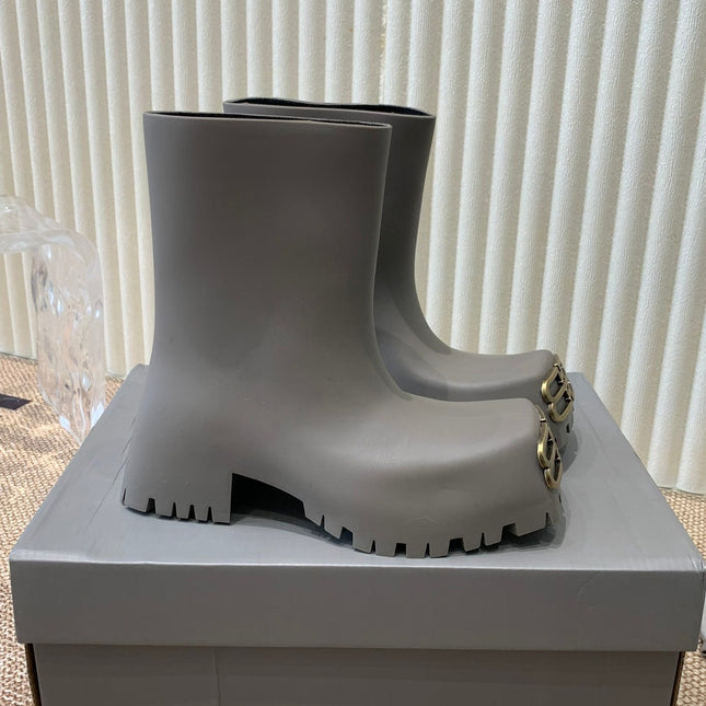 MATTE GRAY SCULPTED RUBBER BOOTS WITH GOLD MONOGRAM