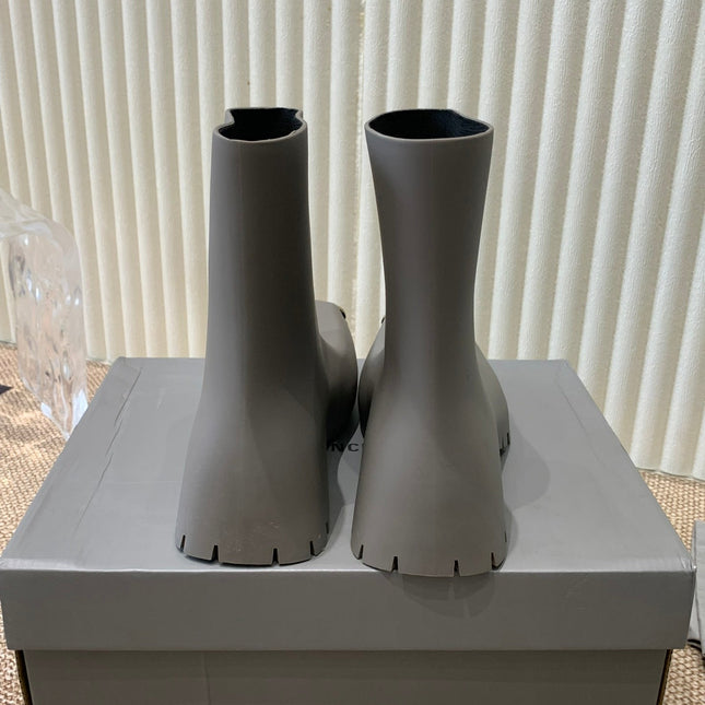MATTE GRAY SCULPTED RUBBER BOOTS WITH GOLD MONOGRAM