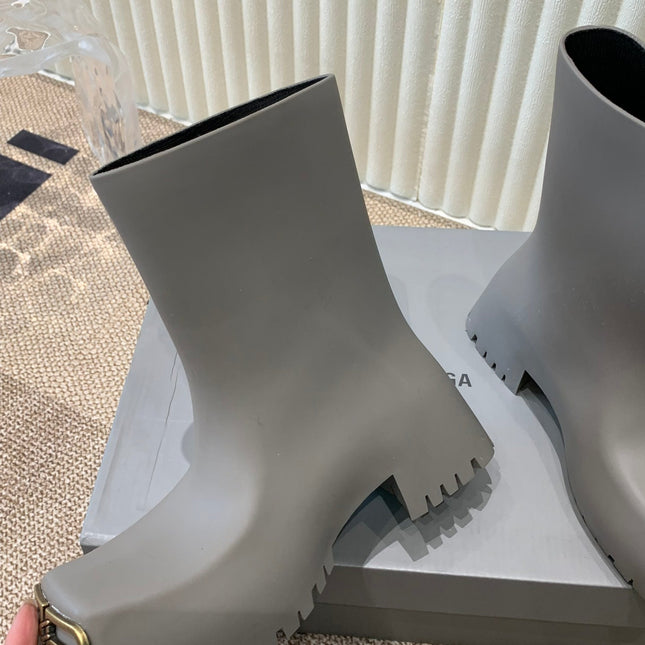 MATTE GRAY SCULPTED RUBBER BOOTS WITH GOLD MONOGRAM