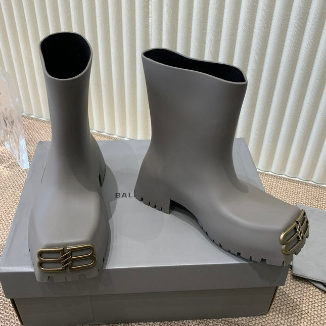MATTE GRAY SCULPTED RUBBER BOOTS WITH GOLD MONOGRAM