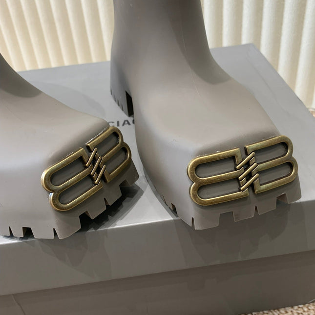 MATTE GRAY SCULPTED RUBBER BOOTS WITH GOLD MONOGRAM