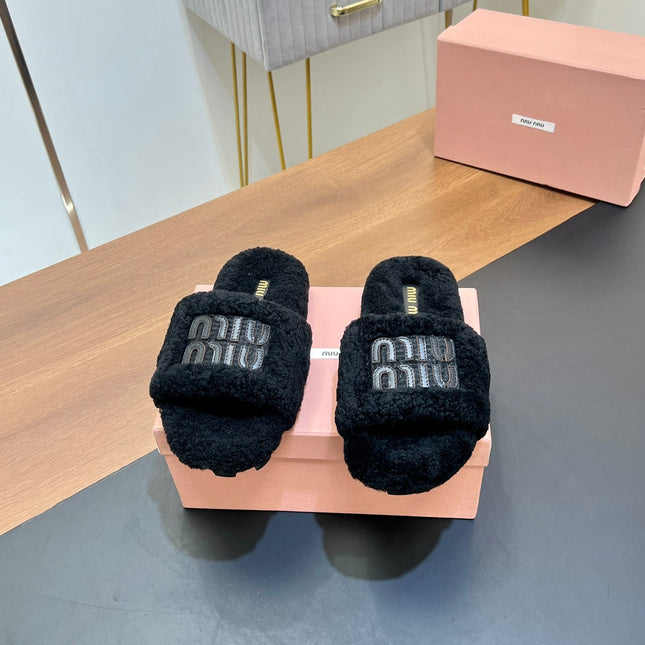 SLIPPERS IN BLACK LAMB WOOL