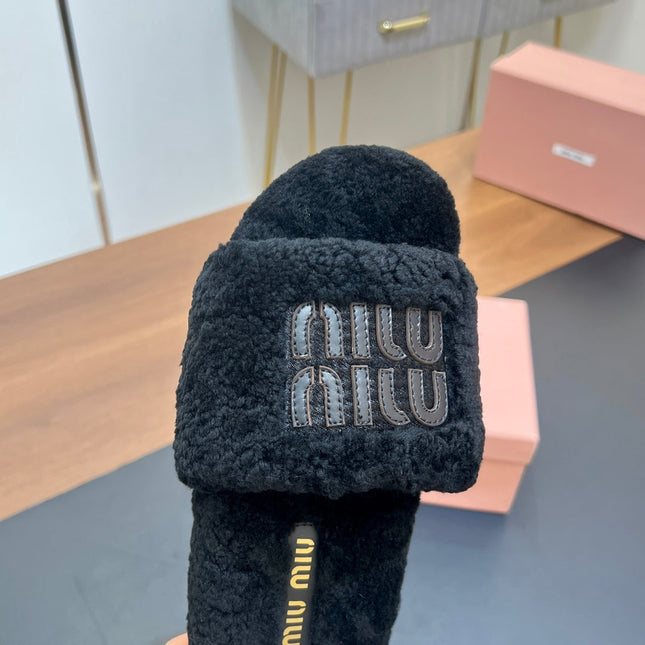 SLIPPERS IN BLACK LAMB WOOL