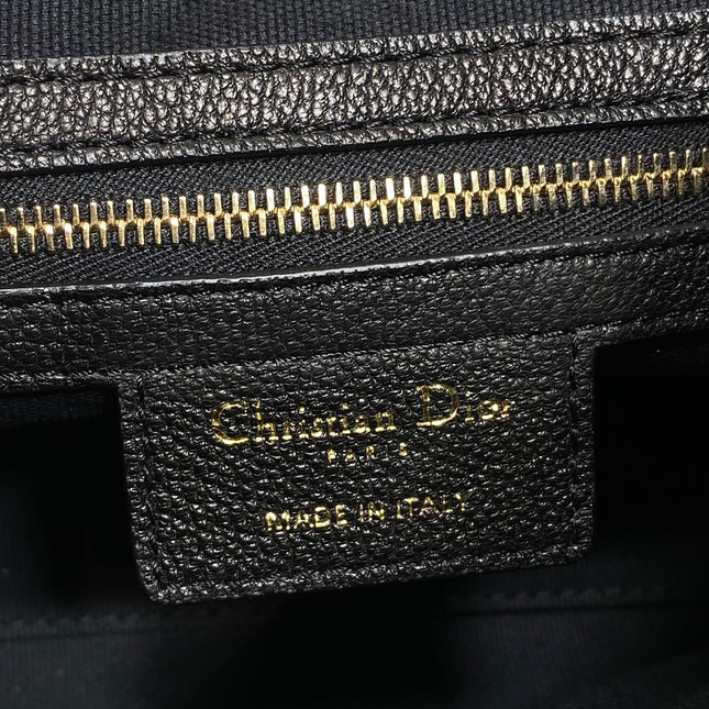 DIOR 25S SMALL VOYAGE BAG 23 IN BLACK FLAT MACROCANNAGE GRAINED CALFSKIN