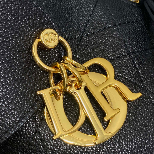 DIOR 25S SMALL VOYAGE BAG 23 IN BLACK FLAT MACROCANNAGE GRAINED CALFSKIN