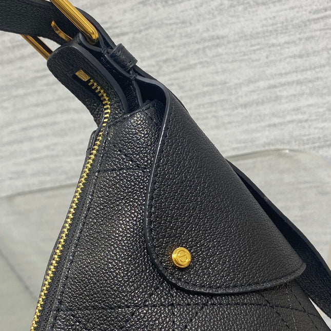 DIOR 25S SMALL VOYAGE BAG 23 IN BLACK FLAT MACROCANNAGE GRAINED CALFSKIN