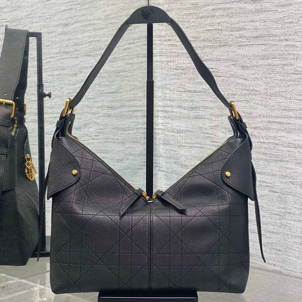 DIOR 25S MEDIUM VOYAGE BAG 28 IN BLACK FLAT MACROCANNAGE GRAINED CALFSKIN