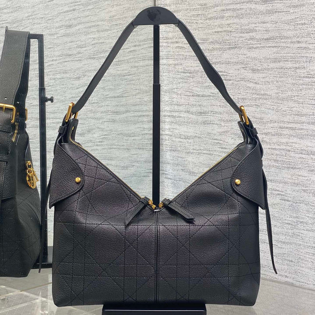 DIOR 25S MEDIUM VOYAGE BAG 28 IN BLACK FLAT MACROCANNAGE GRAINED CALFSKIN