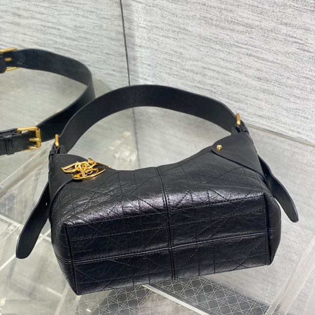 DIOR 25S SMALL VOYAGE BAG 23 IN BLACK FLAT MACROCANNAGE GRAINED GLOSSY CALFSKIN