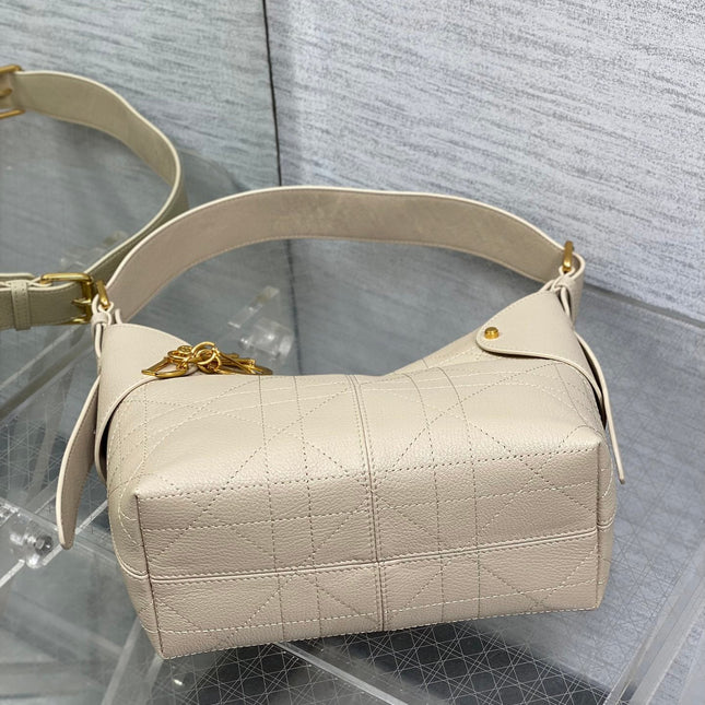 DIOR 25S SMALL VOYAGE BAG 23 IN POWDER BEIGE FLAT MACROCANNAGE GRAINED CALFSKIN