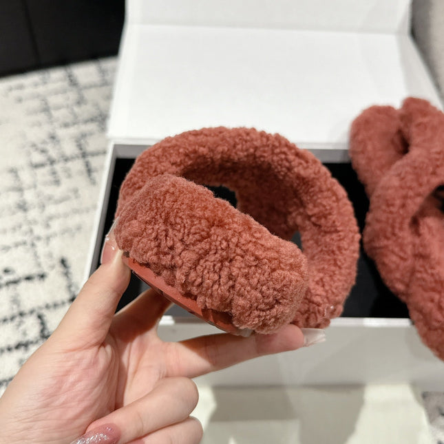 LW SHEARLING THONG SLIPPER IN BRICK