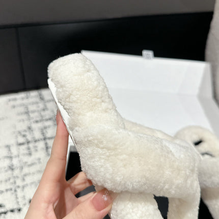 LW SHEARLING THONG SLIPPER IN WHITE