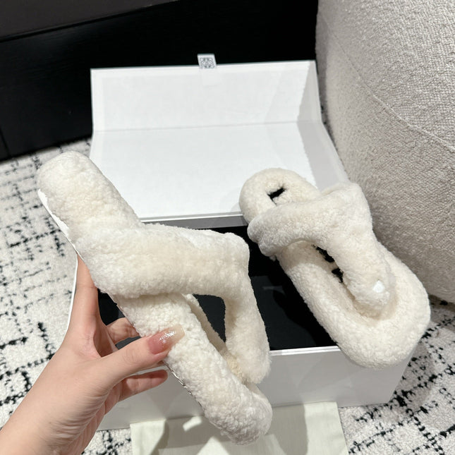 LW SHEARLING THONG SLIPPER IN WHITE