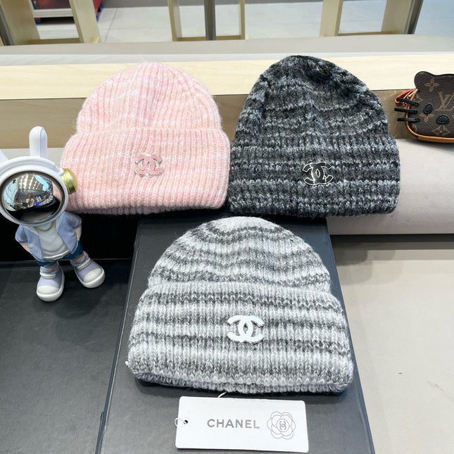 STRIPED KNITTED HAT IN LIGHT PINK WOOL 424515