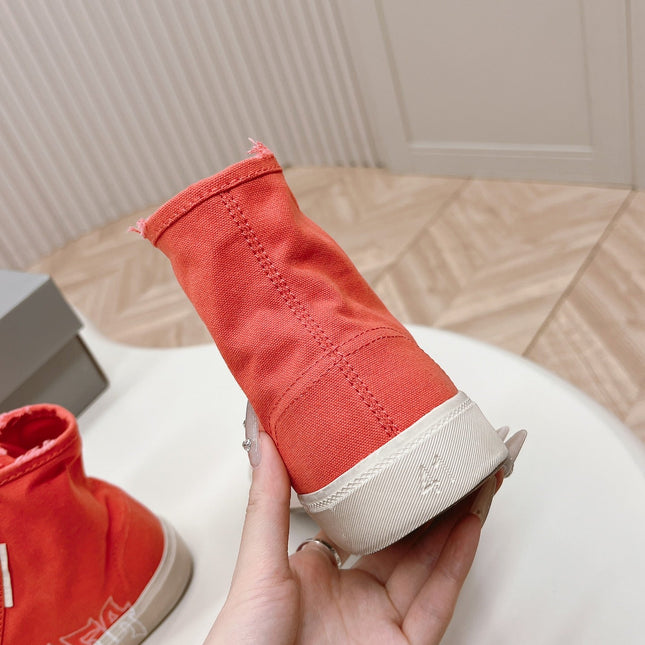 HIGH-TOP SNEAKERS GRAFFITI IN RED CANVAS