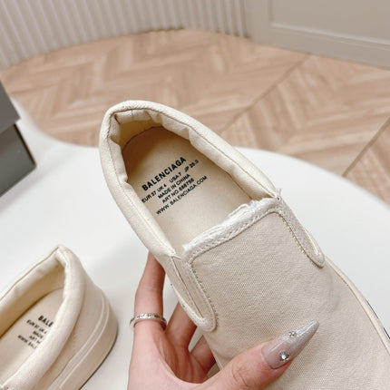 SLIP-ON SNEAKERS GRAFFITI IN WHITE CANVAS