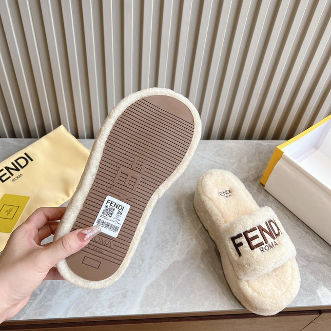 FENDI SLIPPER IN WHITE FUR WITH BROWN LOGO
