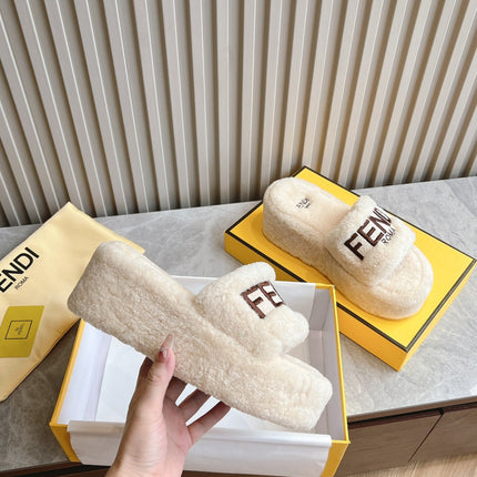FENDI SLIPPER IN WHITE FUR WITH BROWN LOGO