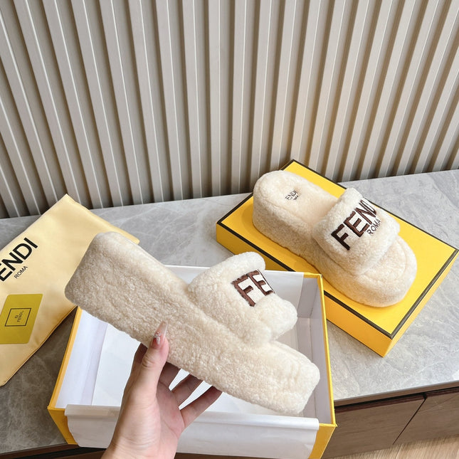 FENDI SLIPPER IN WHITE FUR WITH BROWN LOGO