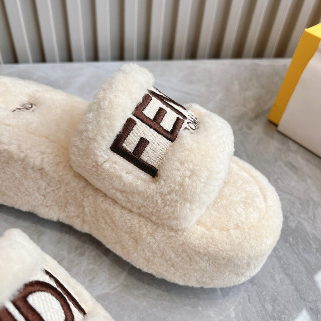 FENDI SLIPPER IN WHITE FUR WITH BROWN LOGO