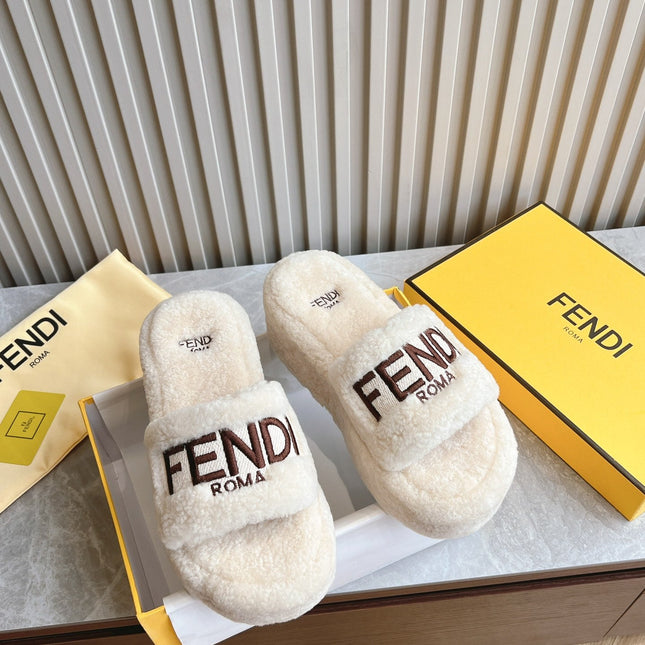 FENDI SLIPPER IN WHITE FUR WITH BROWN LOGO