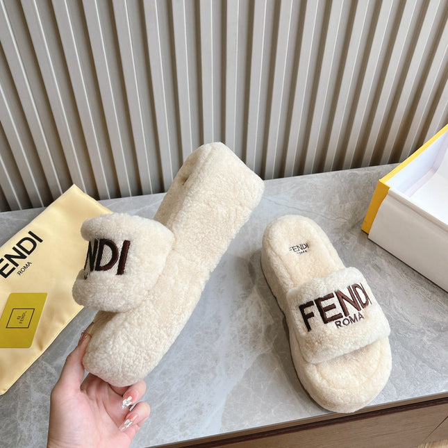 FENDI SLIPPER IN WHITE FUR WITH BROWN LOGO