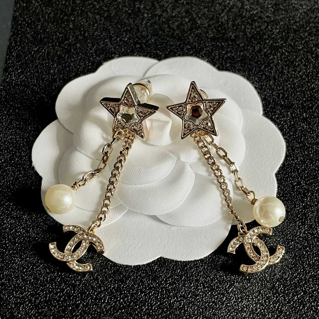 DOUBLE C STUD EARRINGS IN GOLD METAL STAR STONE DOUBLE CHAINS ONE WITH LOGO AND ONE WITH PEARL