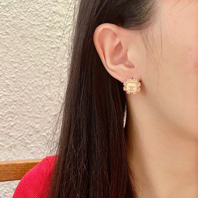 STUD EARRINGS SQUARE DOUBLE C IN GOLD METAL WHITE PEARL WHITE ENAMEL