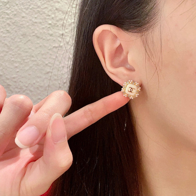 STUD EARRINGS SQUARE DOUBLE C IN GOLD METAL WHITE PEARL WHITE ENAMEL