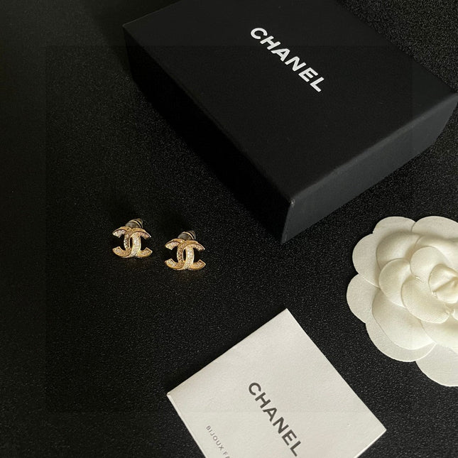 DOUBLE C STUD EARRINGS IN GOLD METAL FULLY DIAMOND