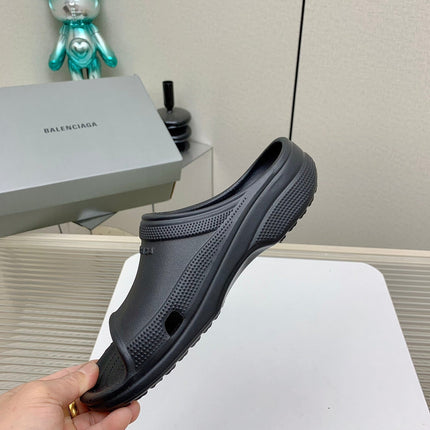 POOL CROCS IN BLACK RUBBER